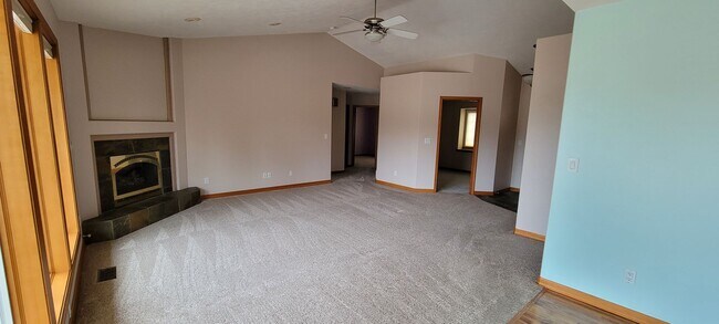 Building Photo - HUGE!  4 Bed Family Home in Mead Available...