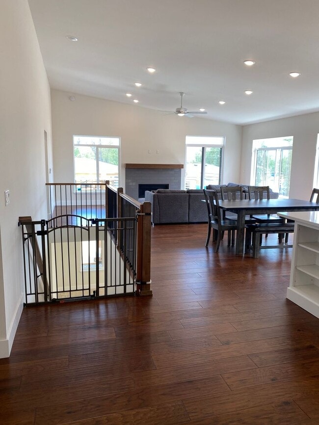 Building Photo - 5466 Sandhill Lp