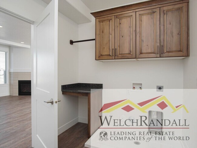 Building Photo - Spacious 3 Bed 2.5 Bath Townhome in West Haven