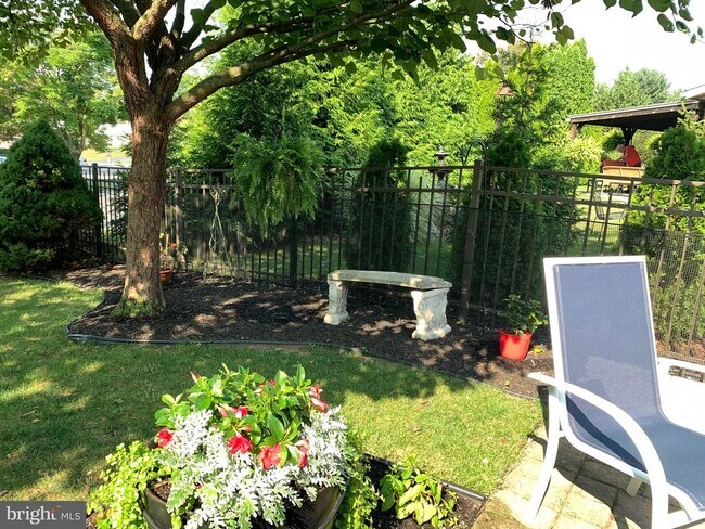 Building Photo - 330 Parkwood Dr