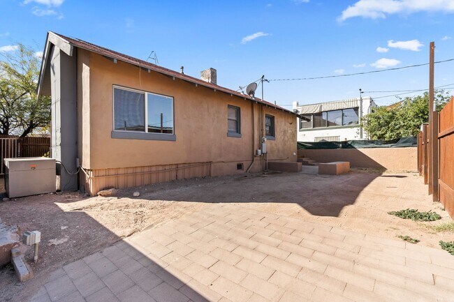 Building Photo - 1541 E Mabel St