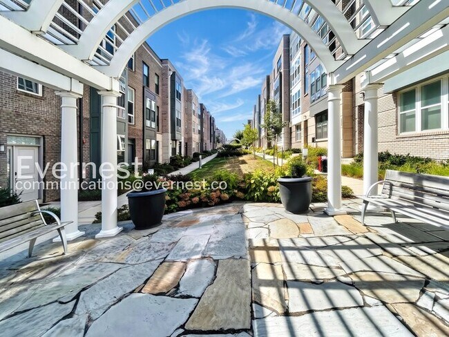 Building Photo - Spacious 3 Bed, 2.5 Bath Town Home with Attached Garage | Pet Friendly