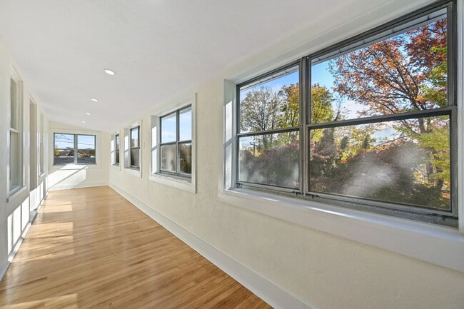 Building Photo - 158 Henry St