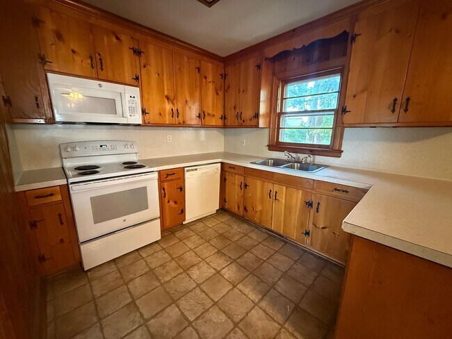 Building Photo - 1302 Dogwood Ln NW