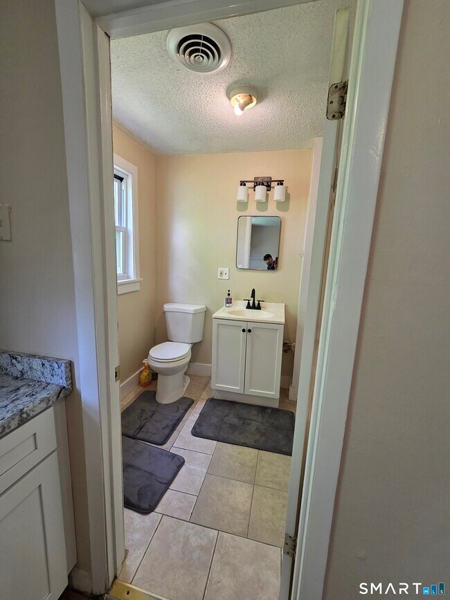 Building Photo - 22 Lakeview St