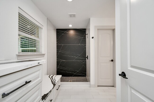 Building Photo - 1805 East Ave