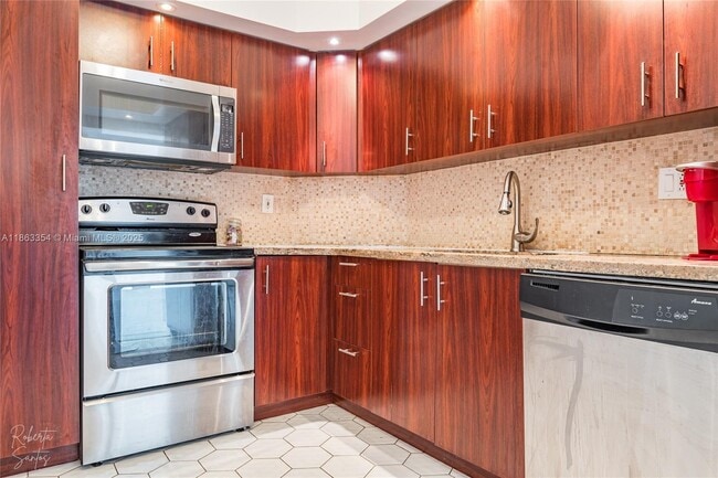 Building Photo - 500 Bayview Dr