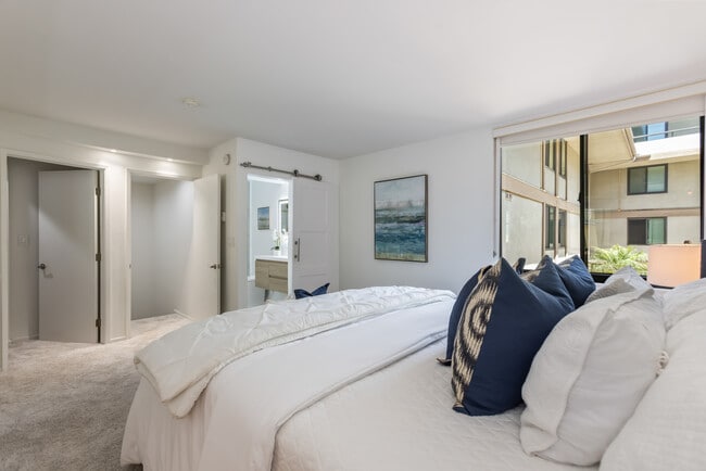 Building Photo - 1007 S Catalina Ave