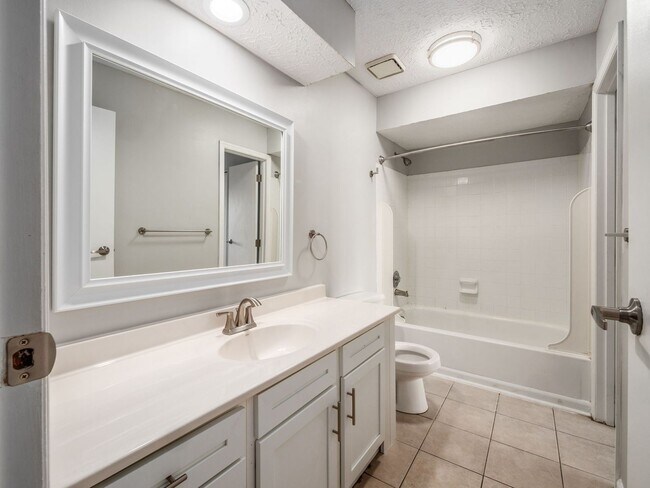 Building Photo - 2017 Queensgate Ln