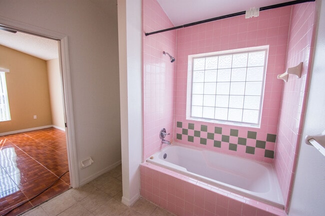 Building Photo - 3 Bed 2 Bath Home with Stainless Steel App...