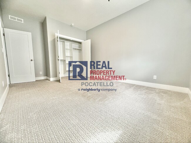 Building Photo - Beautiful Brand New 6 bedroom 3.5 bahtroom...