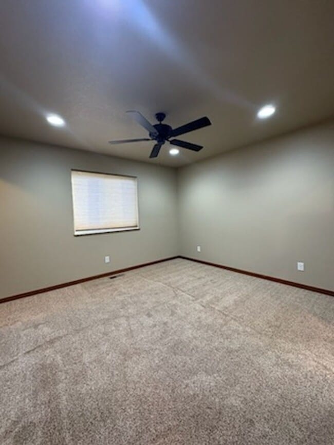 Building Photo - 3 BEDROOM | 2 BATH | GARAGE | NEWER TOWNHOME SUMMERSET