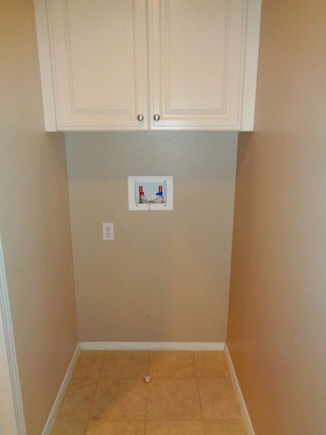 Building Photo - 3 Bed 3 Bath Condo for Rent at the Whittie...