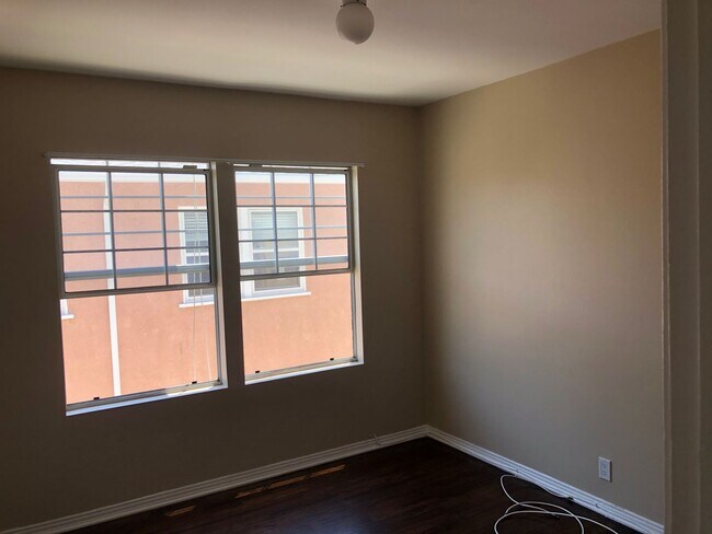 Building Photo - 5458 Kinston Ave
