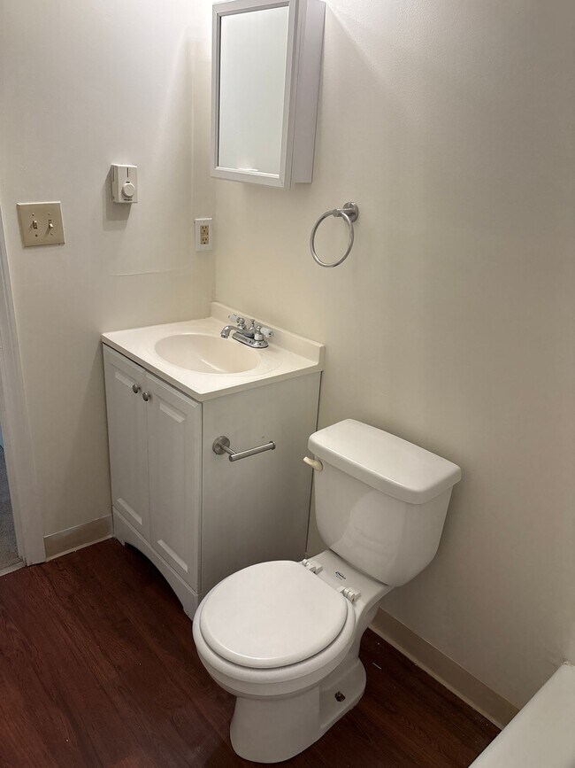 Building Photo - High Ridge Apartments - Two Bedroom One Ba...