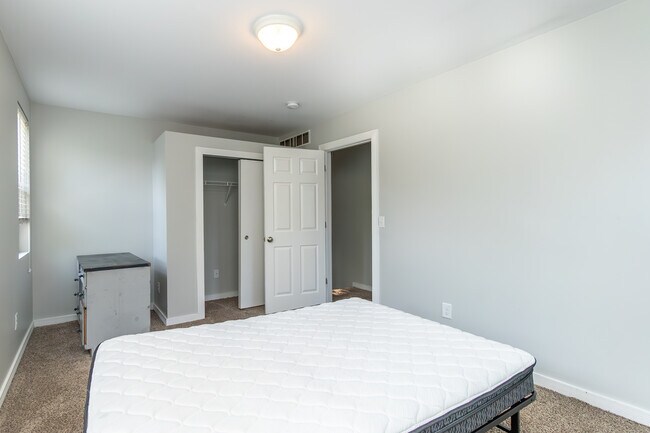 Building Photo - 402 Koch Ave