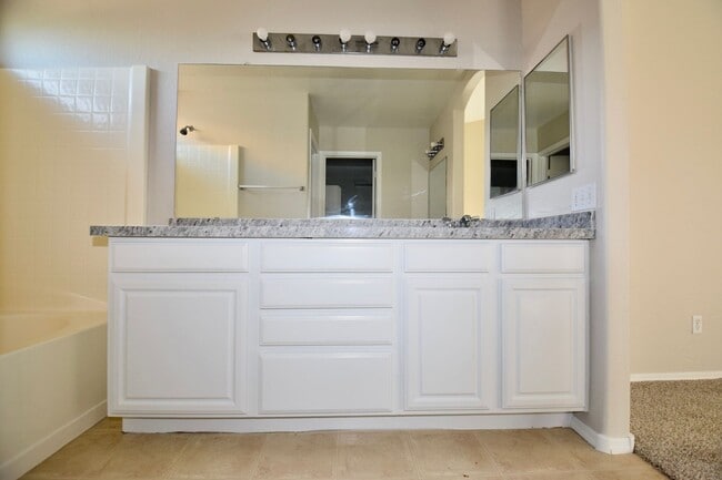 Building Photo - Completely remodeled 4 bed 2 bath home in ...
