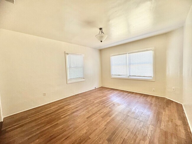 Building Photo - 548 W 4th Ave