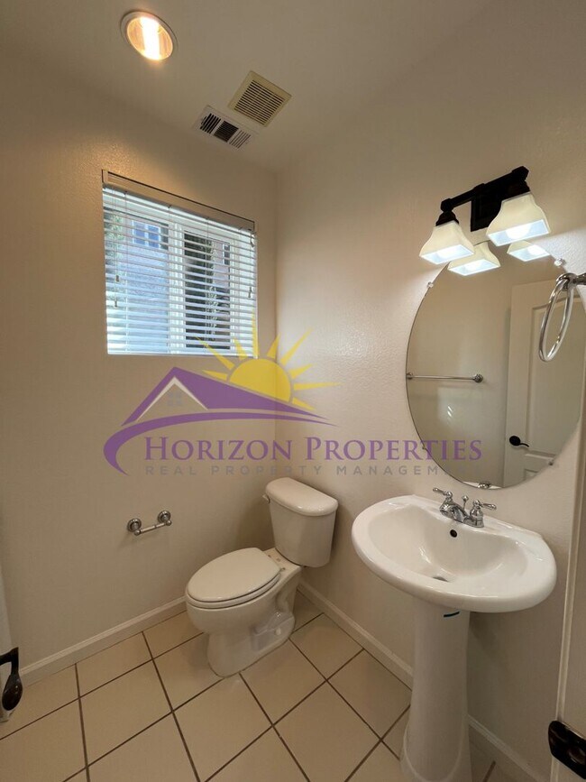 Building Photo - Bright 3 Bed 2.5 Bath 1,840 Sq. Ft. Fair Oaks Home