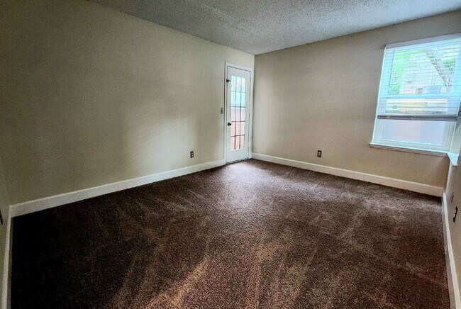 Building Photo - Beautiful Ground Floor 2 Bed 2 Bath Condo! Sunroom!