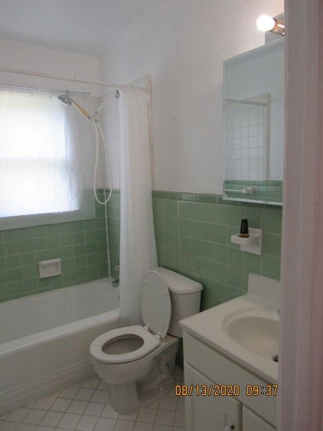 Building Photo - Located walking distance to Cameron University and Comanche Hospital !!