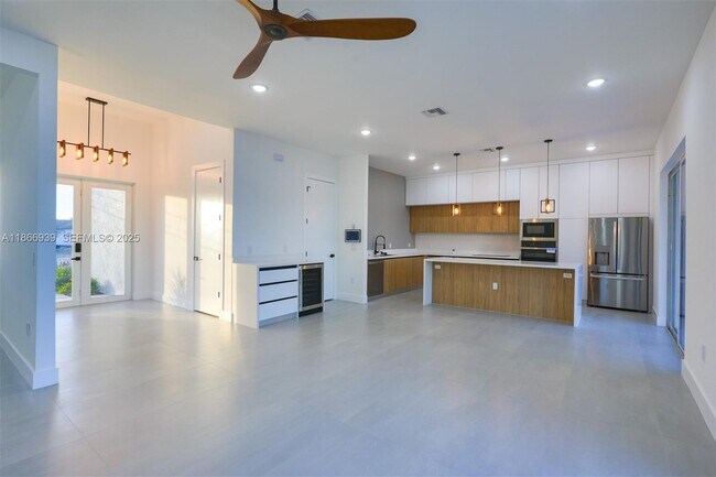 Building Photo - 5 SW 26th Pl