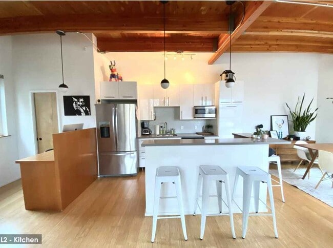 Building Photo - Modern Design 2 Bed/ 2.5 bath 3 Level Cond...