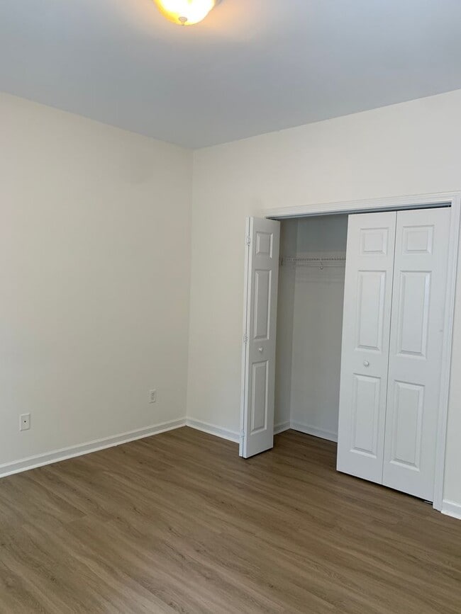 Building Photo - 3 Bedroom 2 Bath House Available now on Ch...