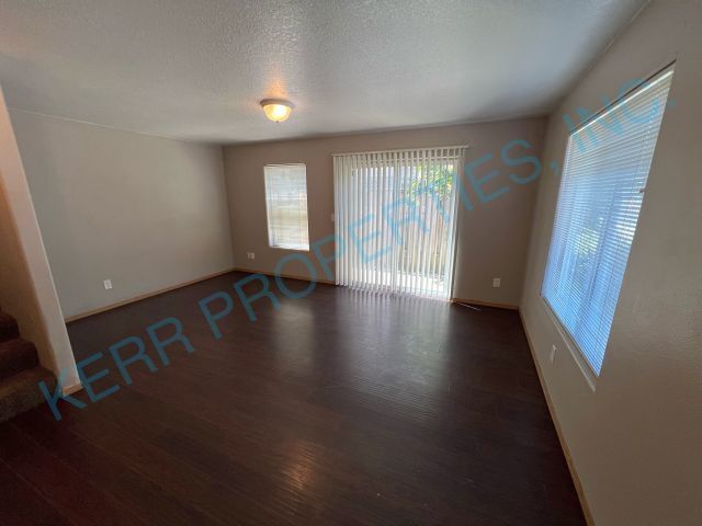 Building Photo - Beautiful 2 bedroom duplex located in Sout...