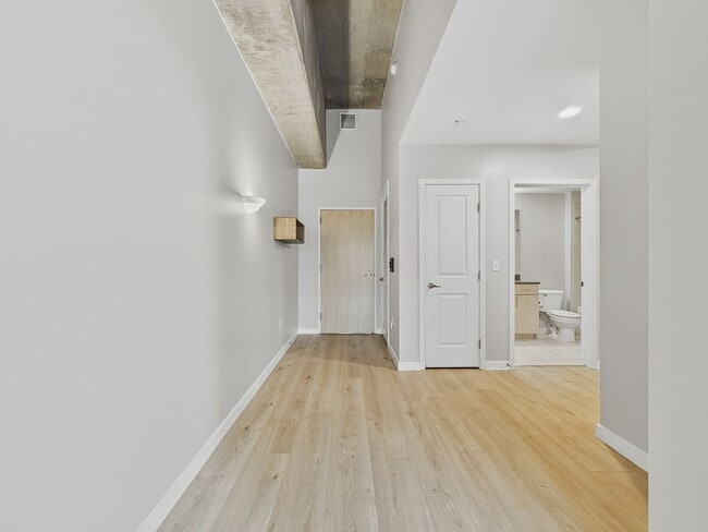 Building Photo - Stunning Glass House Condo with Mountain Views | 1 Bed | 1 Bath | Riverfront Park