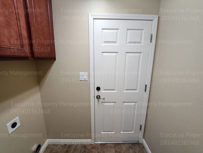 Building Photo - Spacious 4 bedroom 2 bathroom home