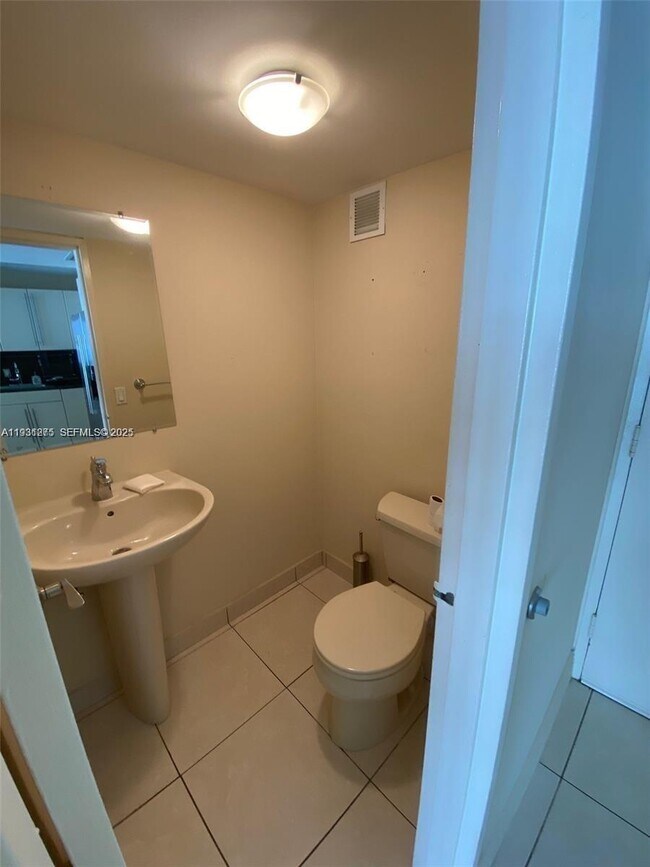 Building Photo - 1228 West Ave