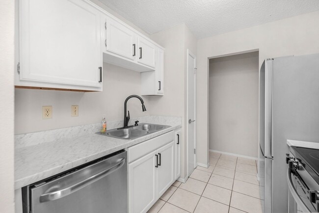 Building Photo - Freshly Updated Gulf Breeze Gem with New Appliances!