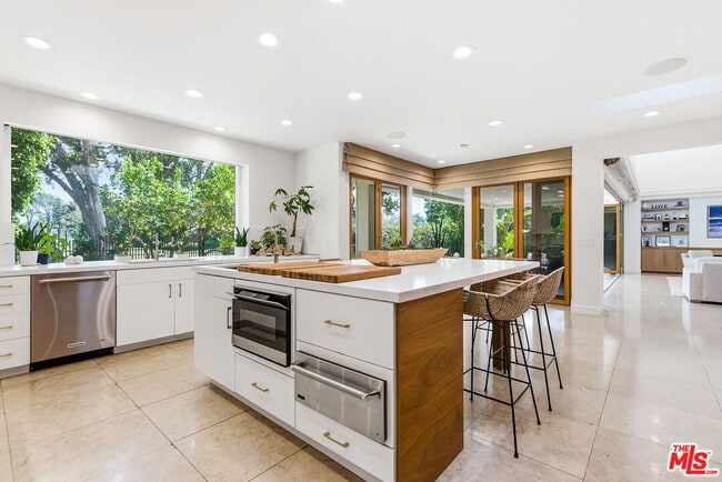 Building Photo - 10424 Valley Spring Ln