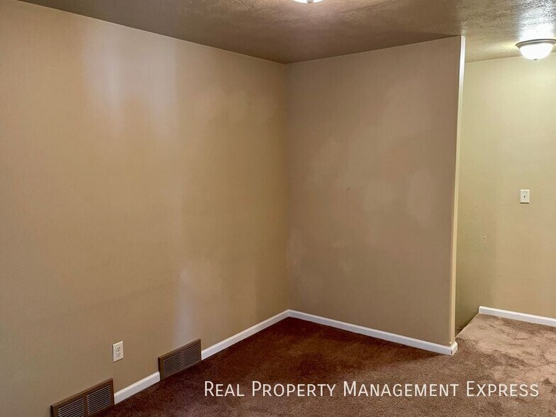 Building Photo - Amazing 3 Bedroom 2.5 Bath townhome in Harrisburg