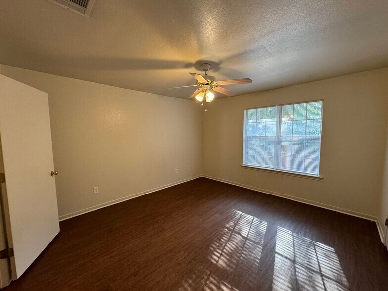 Building Photo - 404 Brittney Way