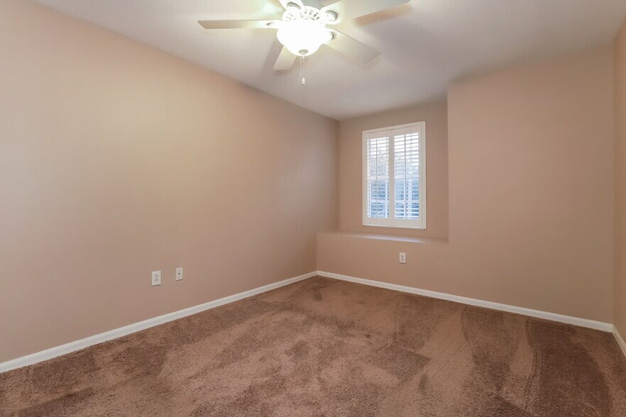 Building Photo - 9323 Hidden Water Cir