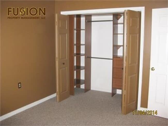 Building Photo - 2 bedroom condo Heat Included and Pool!