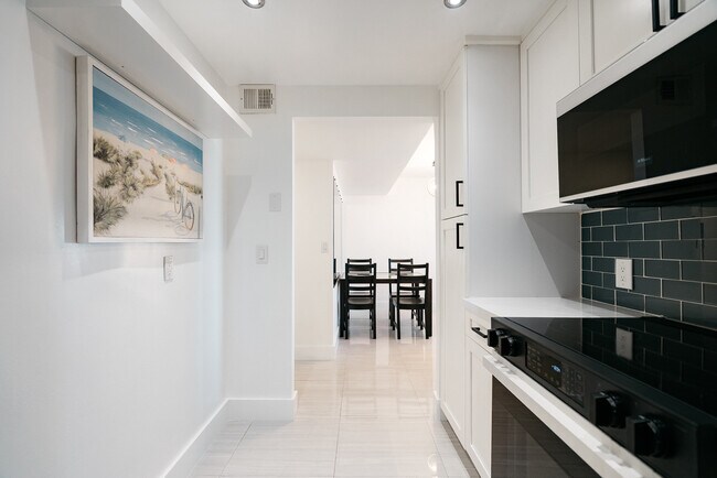 Building Photo - 2101 S Ocean Dr