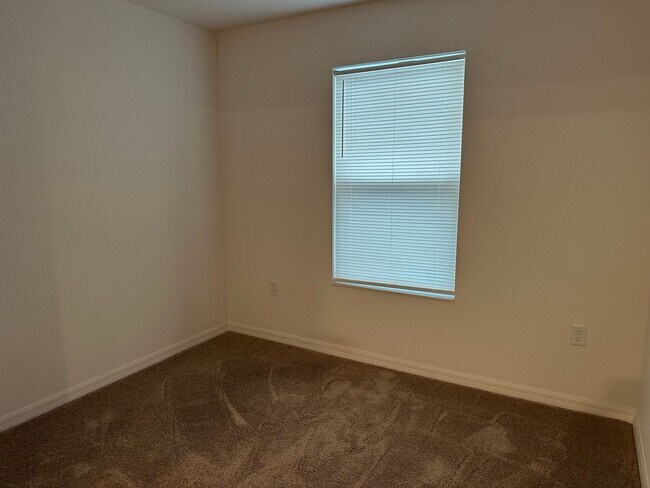 Building Photo - 3BR Townhome in Tavares with Open Floor Plan & Community Playground