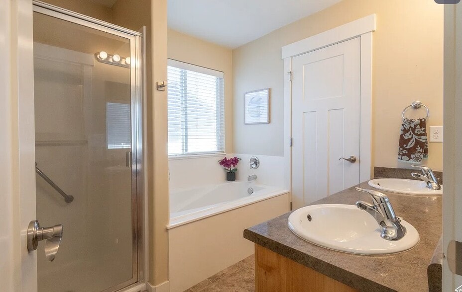 Building Photo - 14088 Maria Way