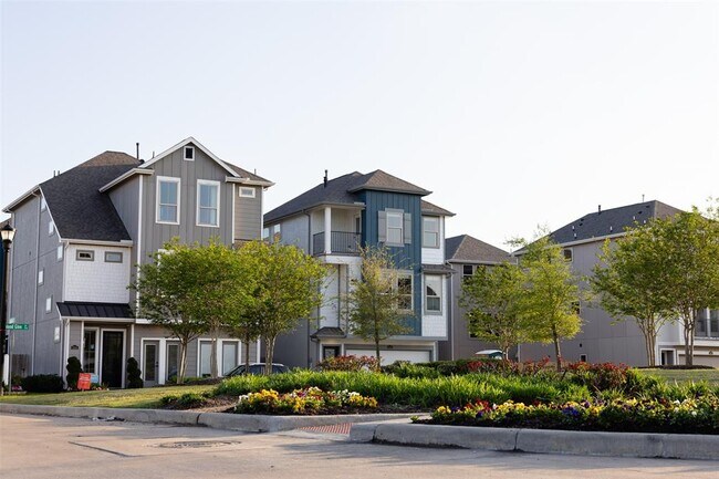 Building Photo - 2022 Groveland Glen Dr