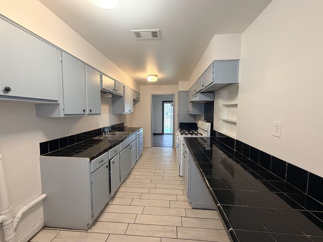 Building Photo - 699 Banyan Ct