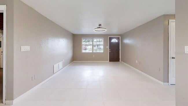 Building Photo - 3136 Huntington Rd