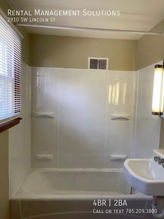Building Photo - 2910 SW Lincoln St- 4 BED/2 BATH