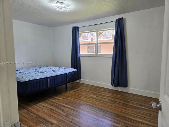 Building Photo - 4101 SW 54th Ct