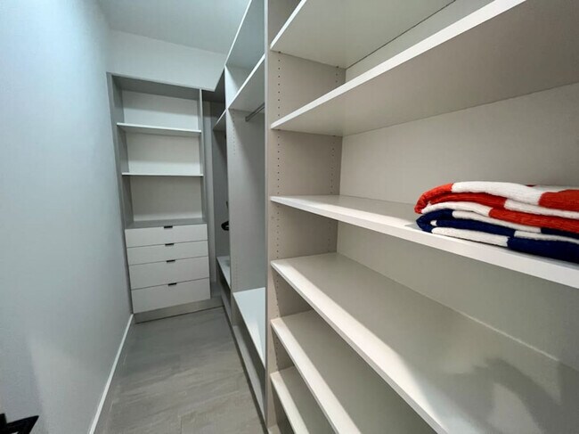 Building Photo - 549 NE 14th Ave