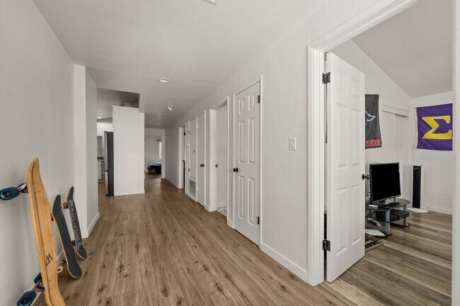 Building Photo - Two full kitchens + two washers & dryers!