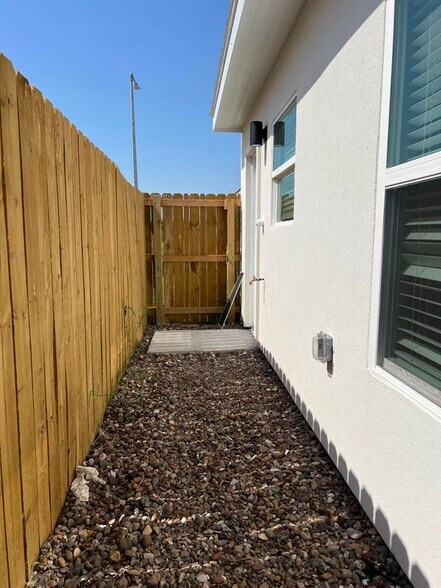 Building Photo - 3104 W Driftwood St