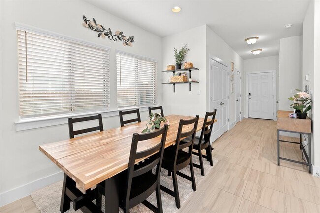 Building Photo - 512 White Steppe Way